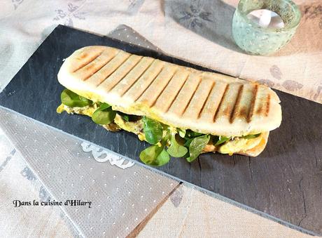 Panini au poulet, curry, cheddar et mâche / Curry chicken, cheddar and lamb's lettuce panini