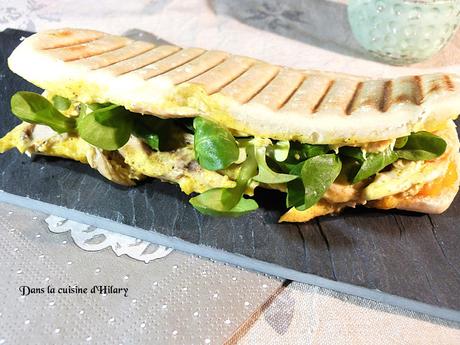 Panini au poulet, curry, cheddar et mâche / Curry chicken, cheddar and lamb's lettuce panini