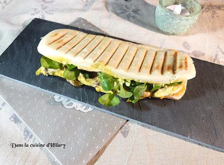 Panini au poulet, curry, cheddar et mâche / Curry chicken, cheddar and lamb's lettuce panini