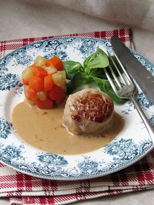 Médaillons de filet mignon au Maroilles, étuvée de carottes & céleri Médaillons de filet mignon au Maroilles, étuvée de carottes & céleri