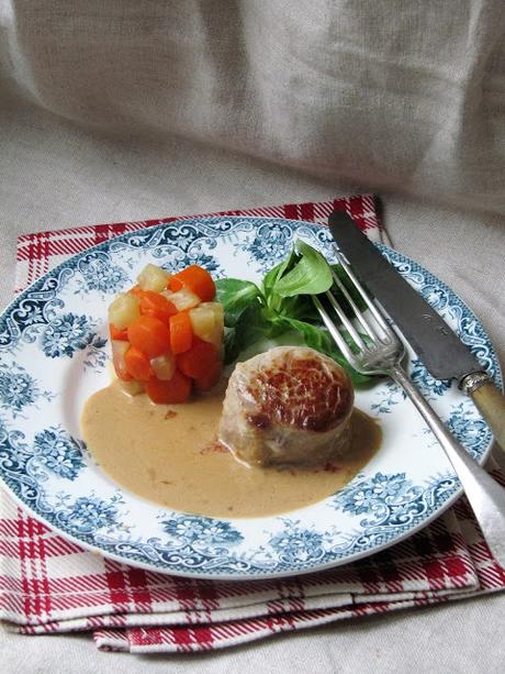 Médaillons de filet mignon au Maroilles, étuvée de carottes & céleri Médaillons de filet mignon au Maroilles, étuvée de carottes & céleri
