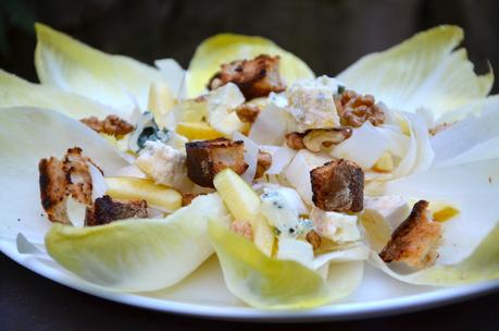 Salade d’endives aux noix et roquefort