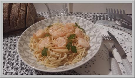 Spaghetti aux crevettes, sauce crémeuse à l'ail et au paprika