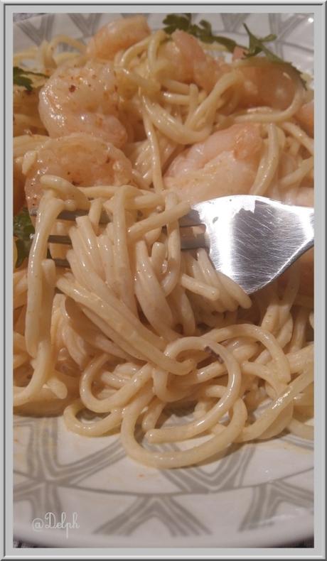 Spaghetti aux crevettes, sauce crémeuse à l'ail et au paprika