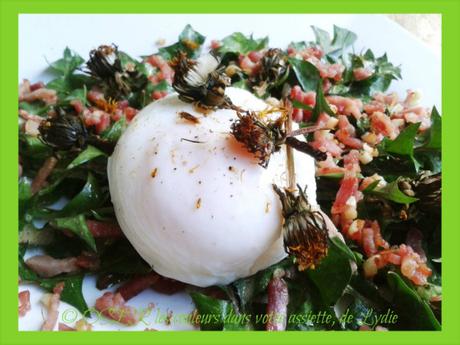 Salade de feuilles de pissenlit traditionnelle, aux lardons et œuf poché