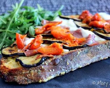 Pain perdu au pesto, légumes du soleil, mozzarella et jambon cru