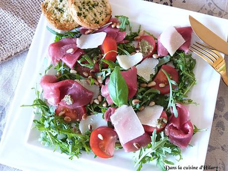 Salade savoureuse au carpaccio, roquette, parmesan, pignons et basilic - Dans la cuisine d'Hilary