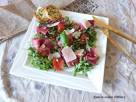 Salade savoureuse au carpaccio, roquette, parmesan, pignons et basilic - Dans la cuisine d'Hilary