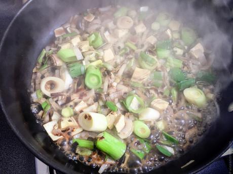 Quelques idées reçues – Pâtes aux légumes de printemps et tofu soyeux