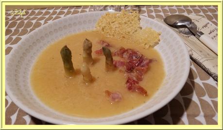 Soupe d’asperges au lard et tuile de comté