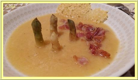 Soupe d’asperges au lard et tuile de comté