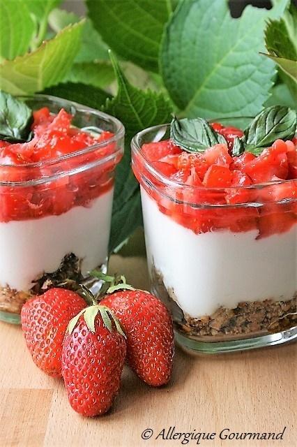 Mousse de coco sur crumble de kasha aux fraises, bio, sans gluten, sans lait, sans œufs