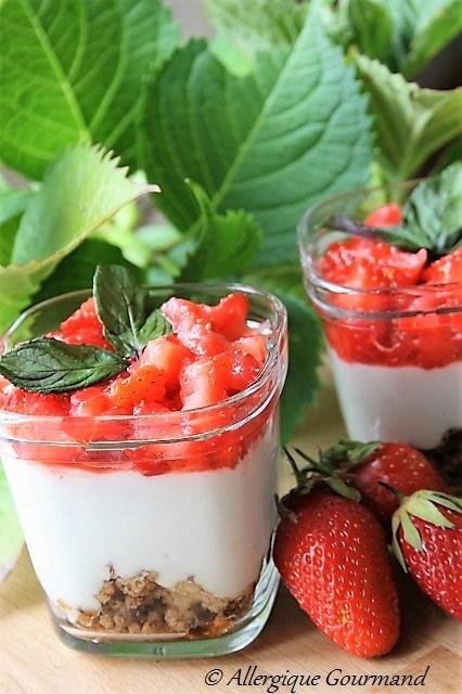 Mousse de coco sur crumble de kasha aux fraises, bio, sans gluten, sans lait, sans œufs