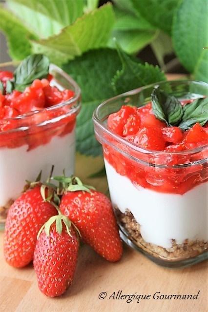 Mousse de coco sur crumble de kasha aux fraises, bio, sans gluten, sans lait, sans œufs