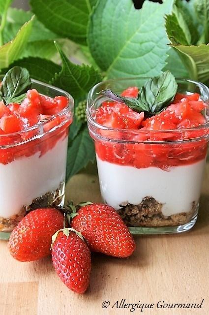 Mousse de coco sur crumble de kasha aux fraises, bio, sans gluten, sans lait, sans œufs