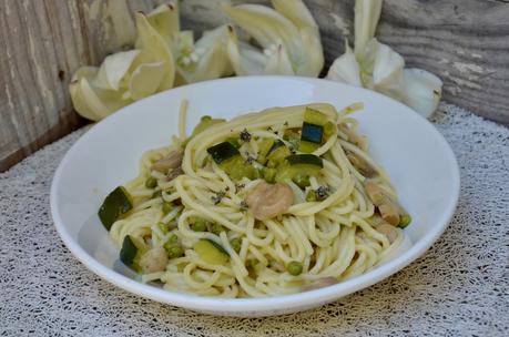 One pot spring pasta courgettes, champignons, petits pois