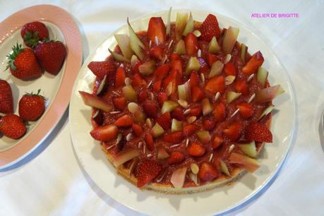 Tarte à la rhubarbe, fraises et amandes, recette du Chef Claire Heitzler