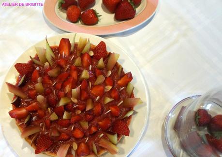 Tarte à la rhubarbe, fraises et amandes, recette du Chef Claire Heitzler