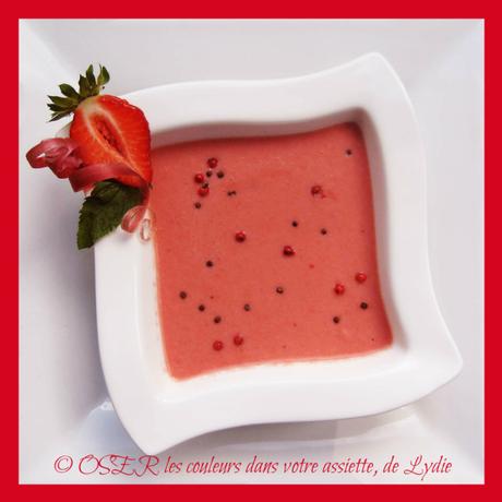 Gazpacho de rhubarbe et de fraises aux baies roses et baies du Paradis