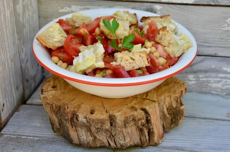 Salade pois chiches, tomates, persil, toast de chèvre