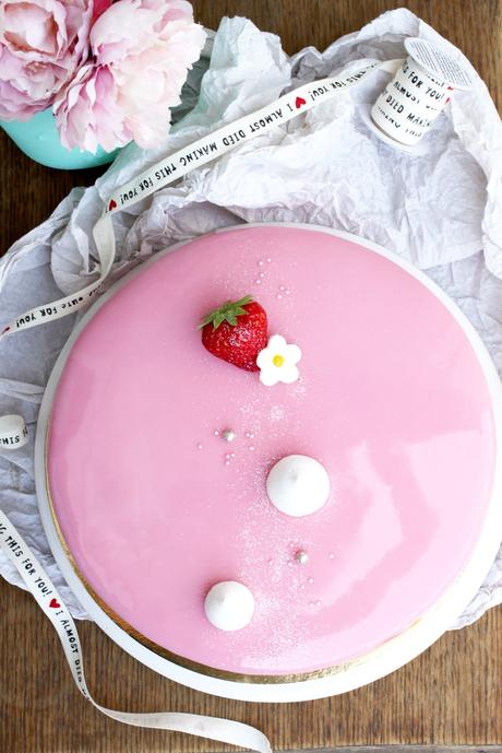Délicatesse { Entremets Fraise, Vanille, Meringue } Délicatesse { Entremets Fraise, Vanille, Meringue }