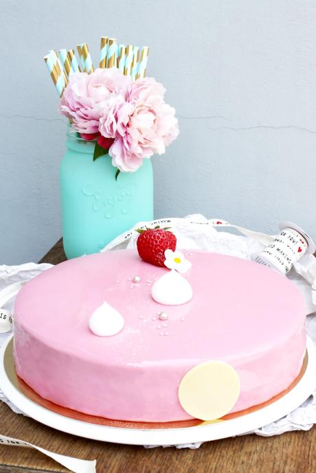 Délicatesse { Entremets Fraise, Vanille, Meringue } Délicatesse { Entremets Fraise, Vanille, Meringue }
