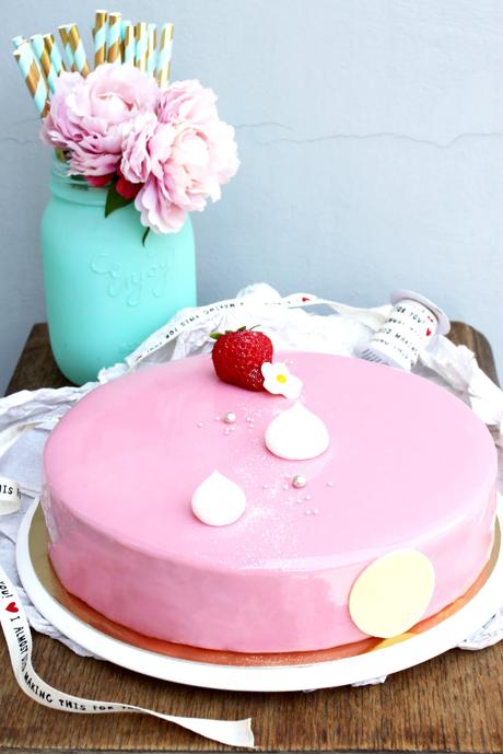 Délicatesse { Entremets Fraise, Vanille, Meringue } Délicatesse { Entremets Fraise, Vanille, Meringue }