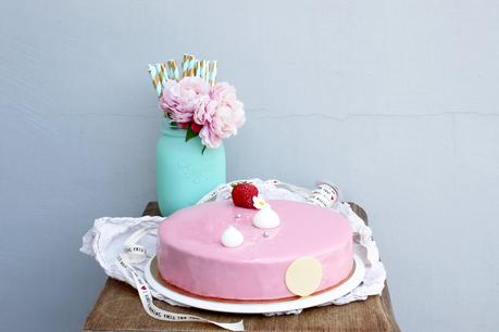 Délicatesse { Entremets Fraise, Vanille, Meringue } Délicatesse { Entremets Fraise, Vanille, Meringue }