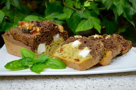 Cake aux deux tapenades, chèvre et basilic