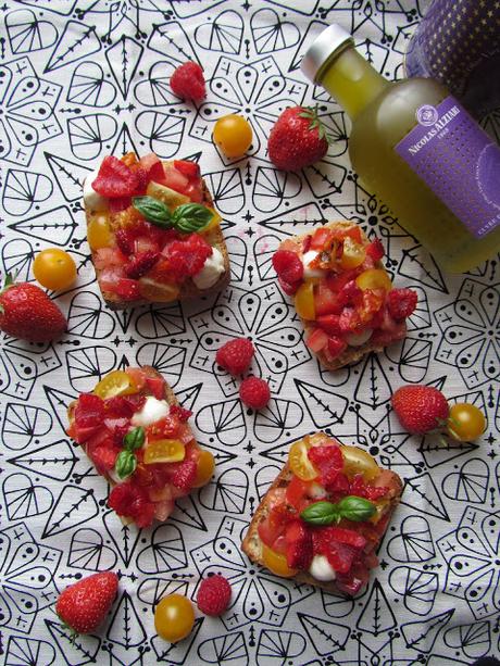 Bruschettas aux tomates et fruits rouges. [Alziari]