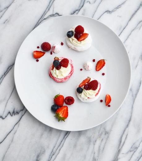 Mini pavlova aux Fruits Rouge à l'assiette 