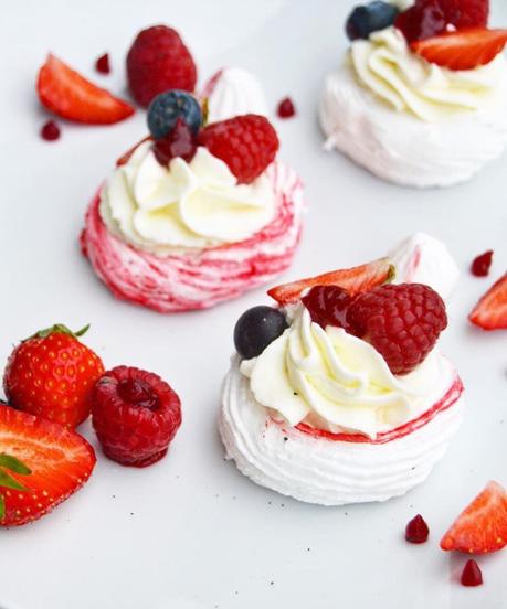 Mini pavlova aux Fruits Rouge à l'assiette 