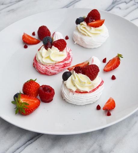 Mini pavlova aux Fruits Rouge à l'assiette 