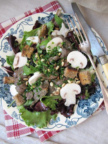 Salade de gésiers aux pignons, champignons & petits croûtons