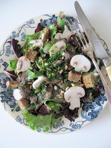 Salade de gésiers aux pignons, champignons & petits croûtons