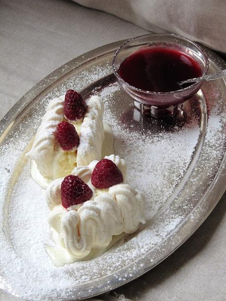 Mini vacherins à la vanille & coulis de framboise Mini vacherins à la vanille & coulis de framboise