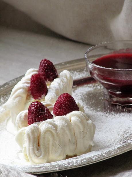 Mini vacherins à la vanille & coulis de framboise Mini vacherins à la vanille & coulis de framboise