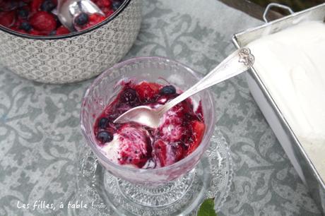 Glace au brocciu, salade de fruits rouges Glace au brocciu, salade de fruits rouges