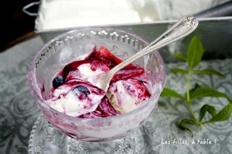 Glace au brocciu, salade de fruits rouges Glace au brocciu, salade de fruits rouges