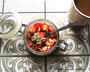 Overnight oats avoine et chia aux fraises et amandes (porridge sans cuisson) / Overnight oats with chia seeds, strawberries and almonds
