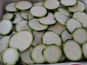 Gratin de courgettes , tomates et pommes de terre au poulet 