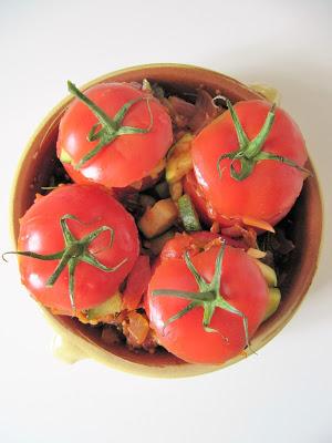 Tomates farcies aux courgettes & aux olives