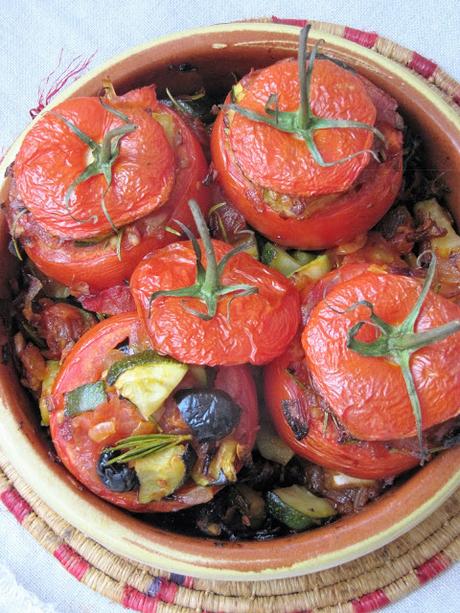 Tomates farcies aux courgettes & aux olives