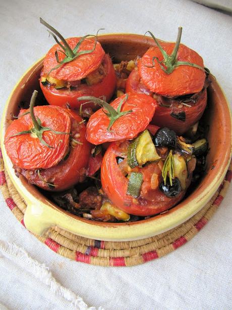 Tomates farcies aux courgettes & aux olives