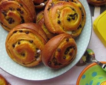 Escargots briochés aux pépites de chocolat et sucre perlé.