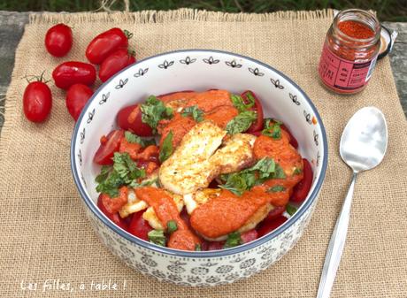 Salade de tomates au halloumi et coulis de poivrons