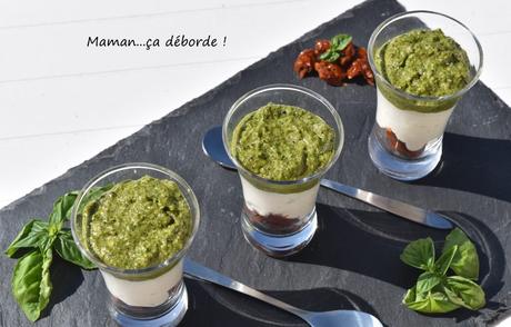 Verrines pesto de jeunes pousses, tomates confites et bricotta