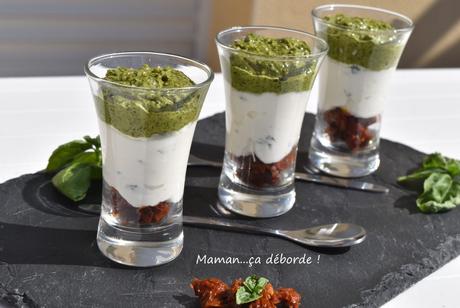 Verrines pesto de jeunes pousses, tomates confites et bricotta