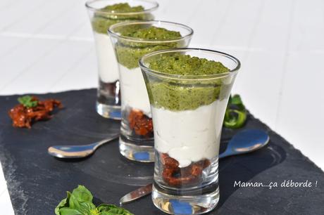 Verrines pesto de jeunes pousses, bricotta et tomates confites