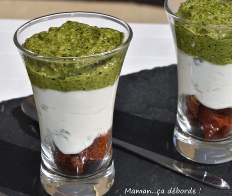 Verrines pesto de jeunes pousses, tomates confites et bricotta